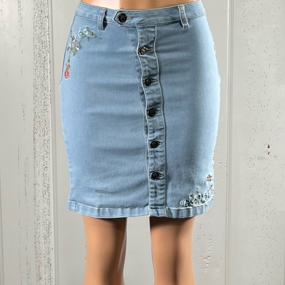 * Lily & Parker Women's Embroidered Light Denim Skirt Sz 26 - Picture 9 of 12